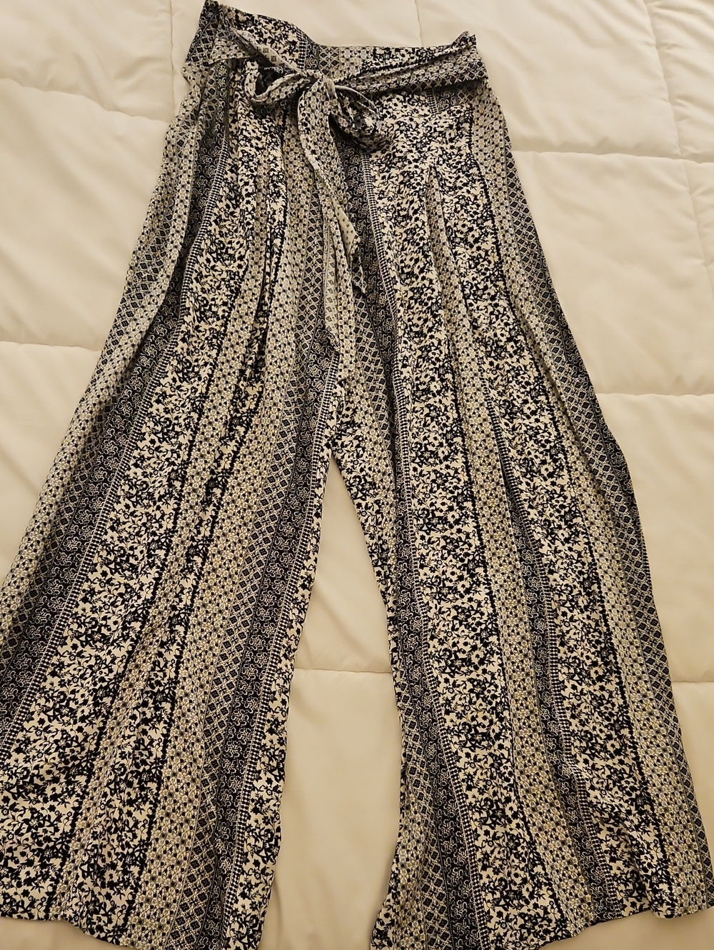 Onetheland Womens Printed Wide-Leg Tie-Waist Pants - Black & Cream